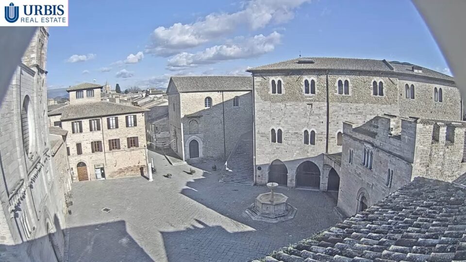 Bevagna Piazza Silvestri Cam